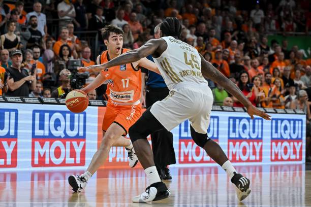 他更是激励 他更是激励