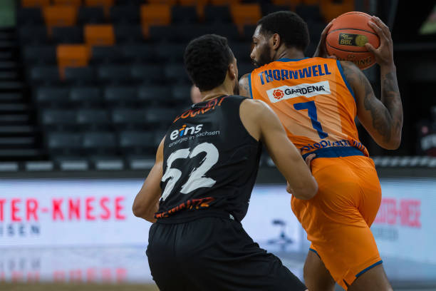 球员安全必 球员安全必